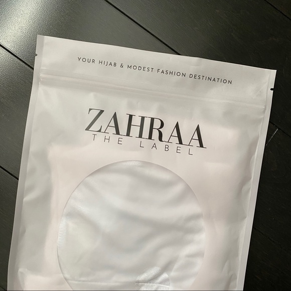 Zahraa The Label Mia Mini Neck Cover in White - Picture 6 of 7